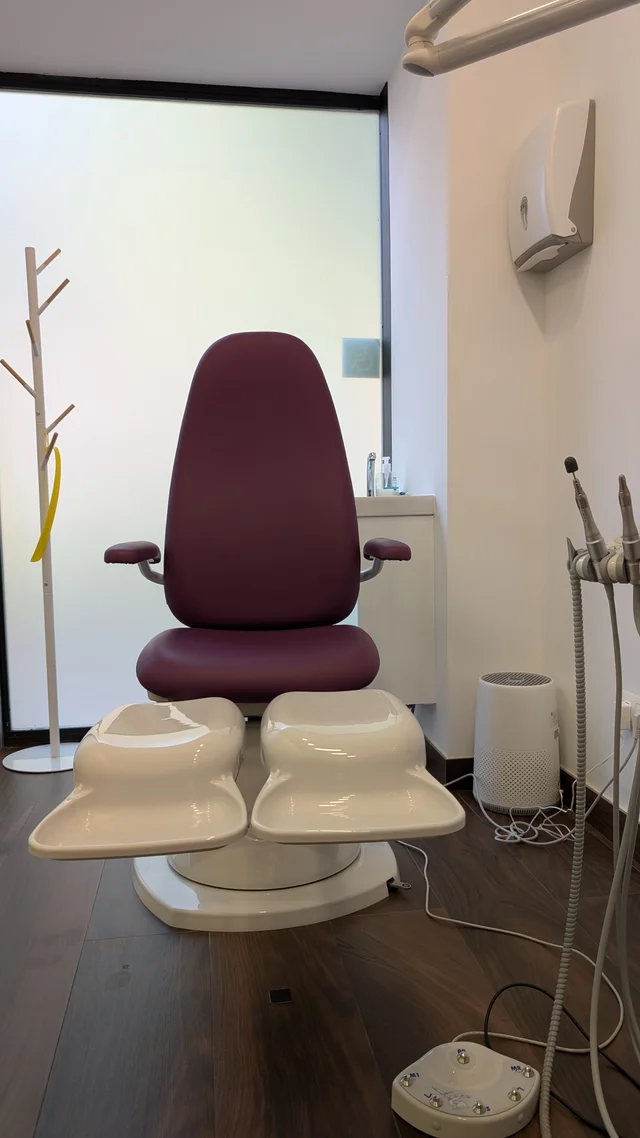 Consulta de podología moderna en Madrid con sillón especializado